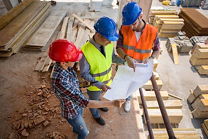 Arbeiter bedachten Bauplan - Streit um Bauvorlageberechtigung