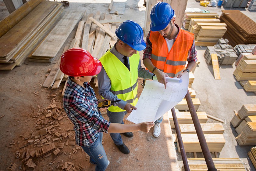 Arbeiter bedachten Bauplan - Streit um Bauvorlageberechtigung