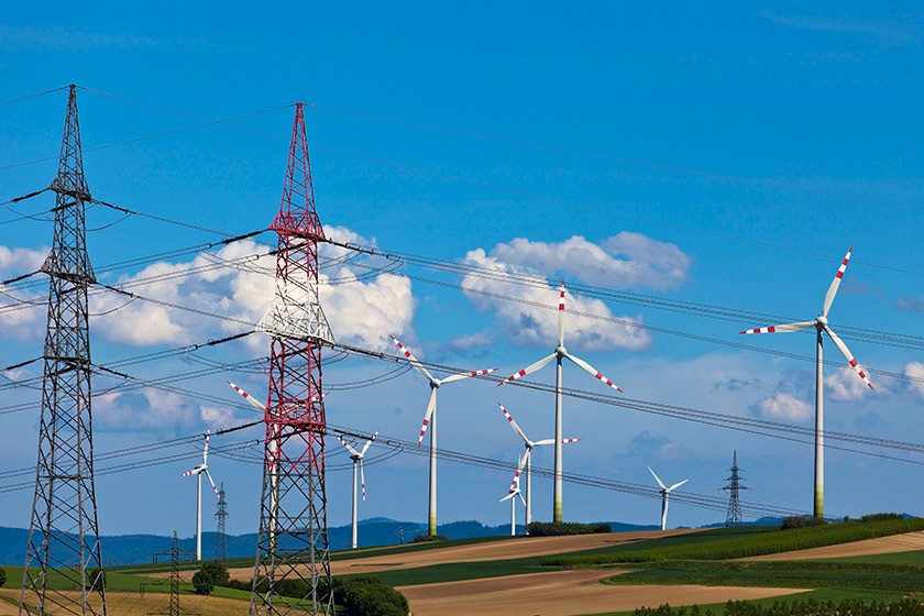 Stromleitungen und Windräder. Energiewende durch Wasserstoff?