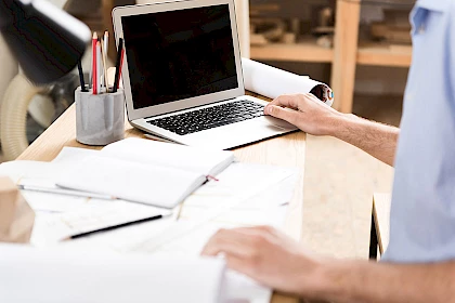 Person führt Vergabeverfahren im Homeoffice aus