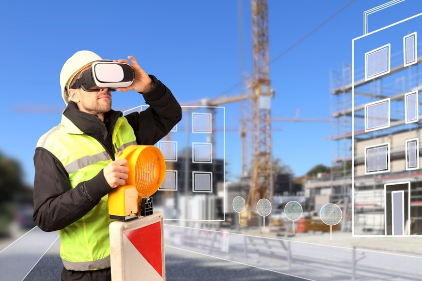 Mann nutzt VR-Brillen auf der Baustelle