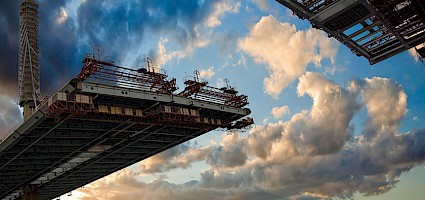Arbeiter verarbeitet Stahl: Wie ist der Weg zum klimaneutralen Stahl?