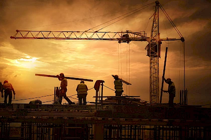 Baustelle im Abendlich - Zahl tödlicher Arbeitsunfälle gestiegen