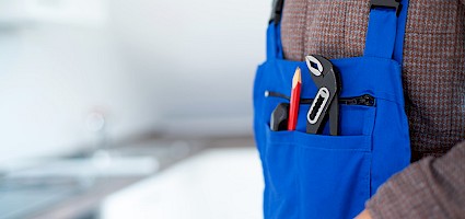 Handwerker, der höhere Preise für seine Arbeiten verlangen muss
