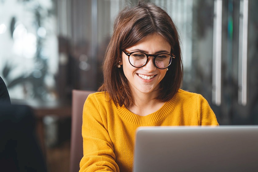 Digitalisierung im Vertrieb: Frau arbeitet am Laptop