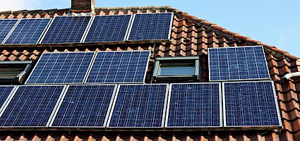Dach mit Solarpaneelen