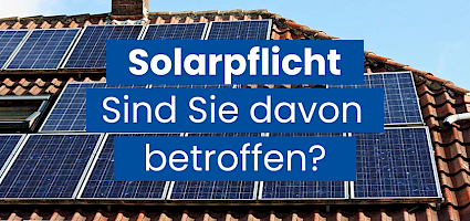 Solarpflicht Überschrift vor Dach mit PV-Anlage