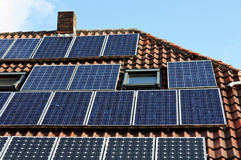 Dach mit Photovoltaikanlage - Solarpflicht für Neubauten