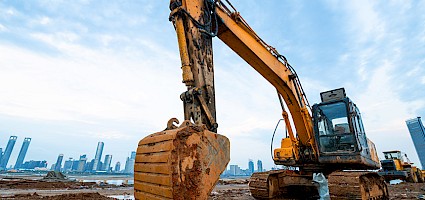Bauverzögerung Schadensersatz: Bagger auf Baustelle