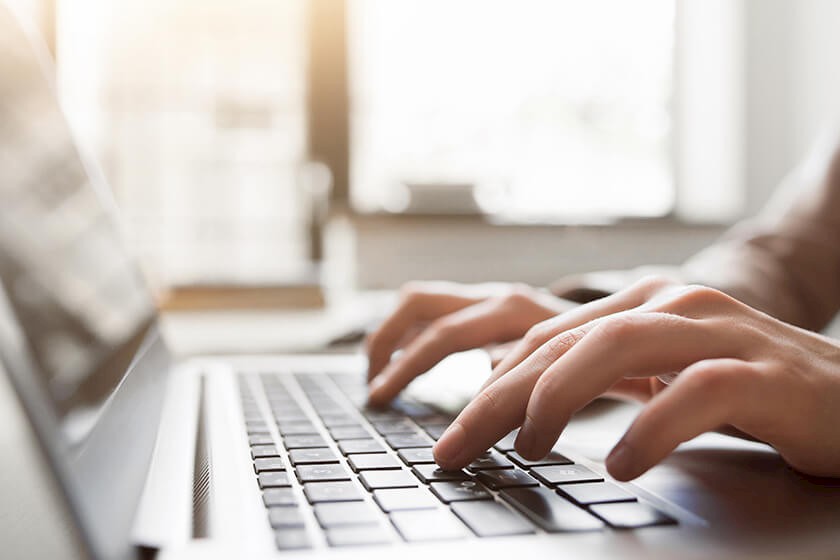 Hände am Laptop - Angebote per E-Mail nachfassen