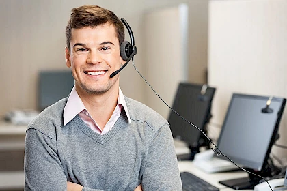 Mitarbeiter beim entspannten nachfassen von Angeboten am Telefon