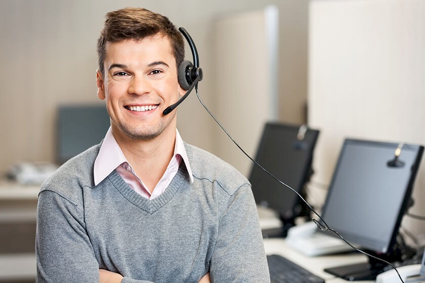 Mitarbeiter beim entspannten nachfassen von Angeboten am Telefon