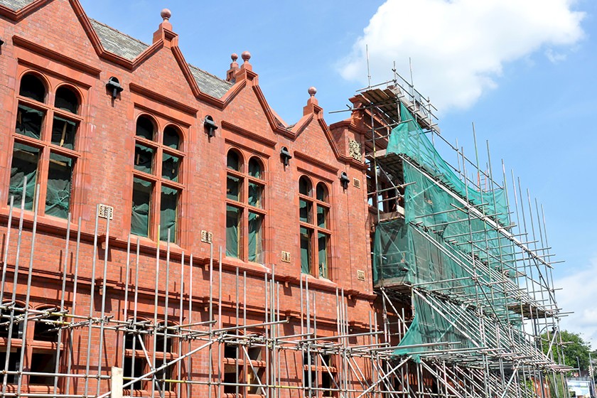Altbau während Sanierungsarbeiten wegen der Sanierungspflicht