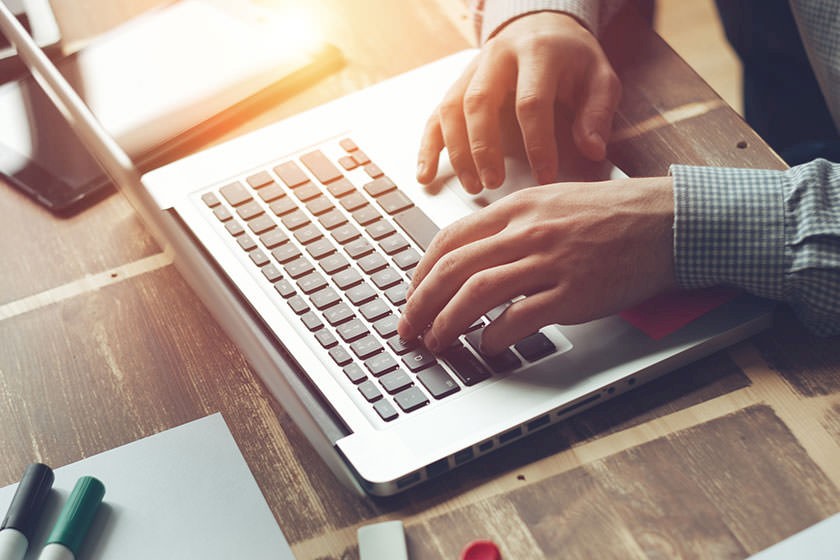 Person am Laptop findet Detailinformationen in Leistungsverzeichnissen
