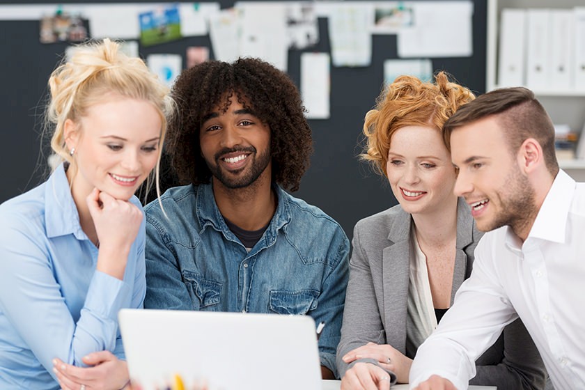 Team bei der Planung eines Messeauftritts