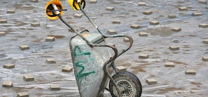 Schubkarre auf verlassener Baustelle werden dem Ende der Preisgleitklausel