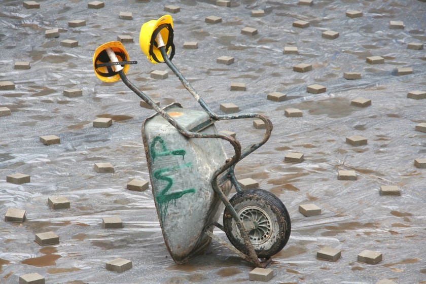 Schubkarre auf verlassener Baustelle werden dem Ende der Preisgleitklausel