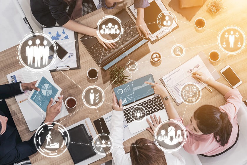 Gruppe an Mitarbeitern nutzt Unternehmensdatenbanken zur Neukundengewinnung