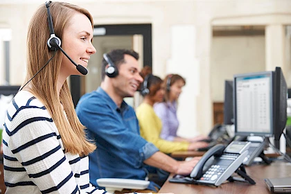Vertriebsmitarbeiter:innen telefonieren konform der Richtlinien aus UWG