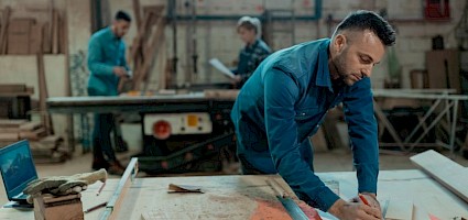 Handwerker arbeitet in Werkstatt