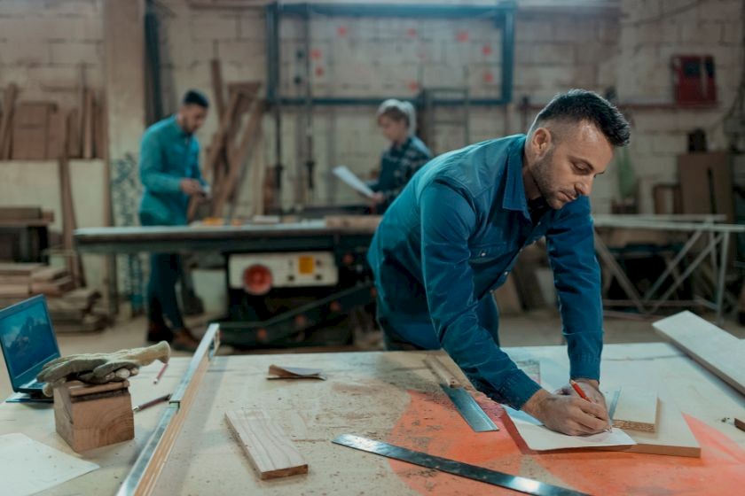 Handwerker arbeitet in Werkstatt
