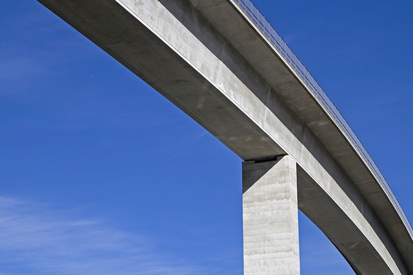 Marode Brücke von unten