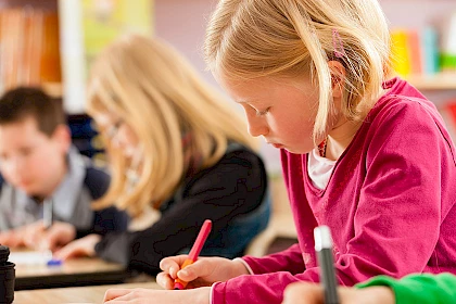 Lernende Kinder in maroden Schulen