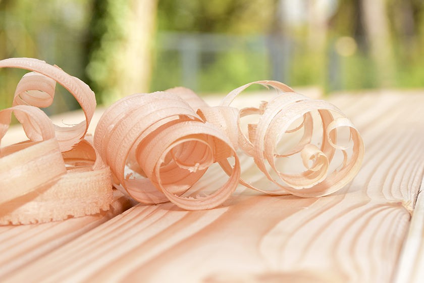 Heimische Rohstoffe: Holzplatte mit Holzspänen.