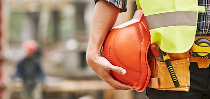 Handwerker mit Helm auf einer Baustelle