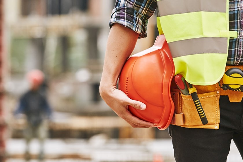 Handwerker mit Helm auf einer Baustelle