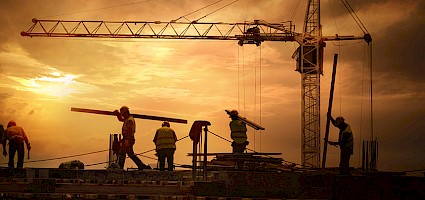 Baukonjunktur: Sinkende Abendsonne auf der Baustelle