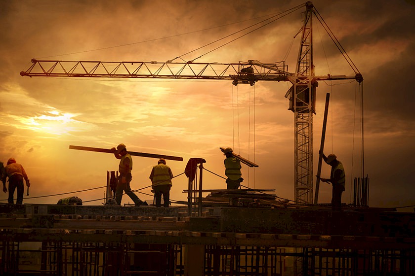 Baukonjunktur: Sinkende Abendsonne auf der Baustelle