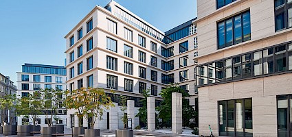 Öffentliches Gebäude mit Vorplatz