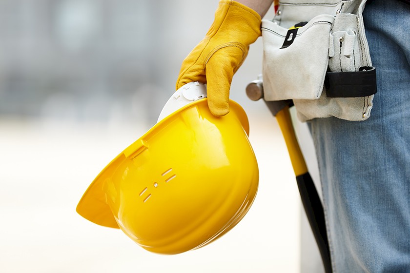 Handwerker hält einen Helm