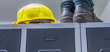Stiefel und Helm eines Handwerkers der Steuern spart