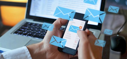 Handy mit Social-Media-Benachrichtigungen
