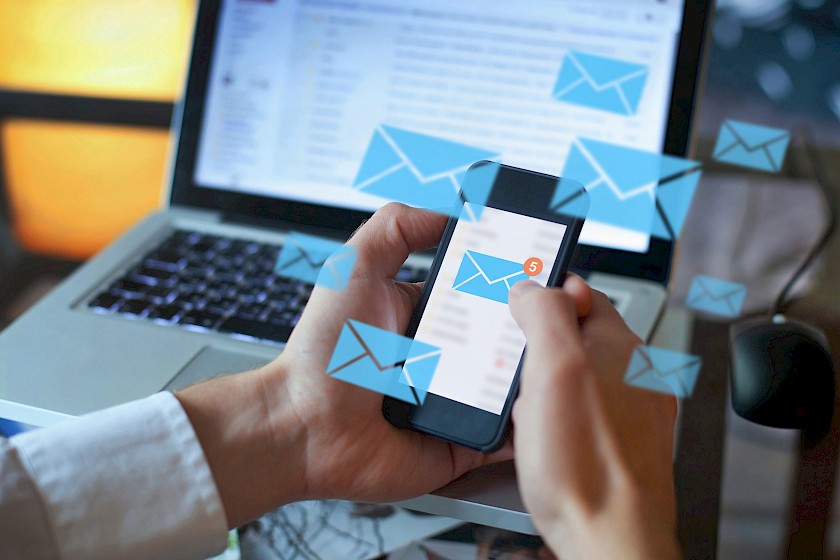 Handy mit Social-Media-Benachrichtigungen