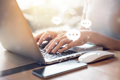 Person arbeitet am PC an der Lead Qualifizierung