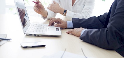 Zwei Mitarbeiter bei der Angebotserstellung