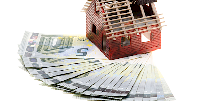 Ein unfertiger Neubau steht auf den geringen Geldmitteln der KfW-Förderung