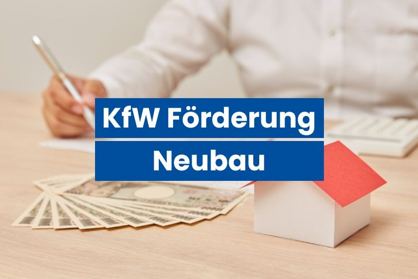 Person sitzt an Tisch und berechnet Kosten für Neubau