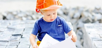 Kleiner Junge als Handwerker: Wird es bald keinen Nachwuchs mehr im Handwerk geben?
