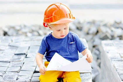 Kleiner Junge als Handwerker: Wird es bald keinen Nachwuchs mehr im Handwerk geben?