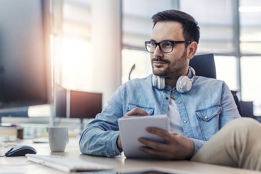 Mitarbeiter verschafft sich am PC einen Überblick über Verhandlungsstrategien