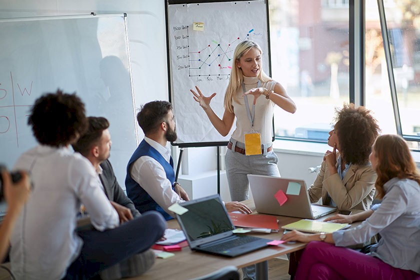 Frau klärt über Herausforderungen bei einer Vertriebsstrategie auf