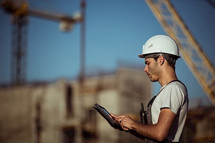 Handwerker plant wie das Cradle-to-cradle Prinzip umgesetzt werden kann