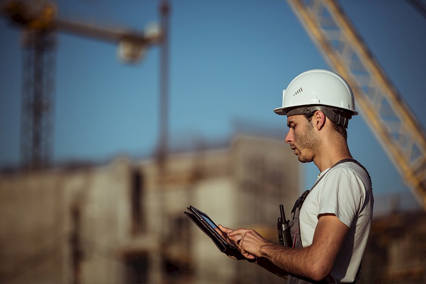 Handwerker plant wie das Cradle-to-cradle Prinzip umgesetzt werden kann