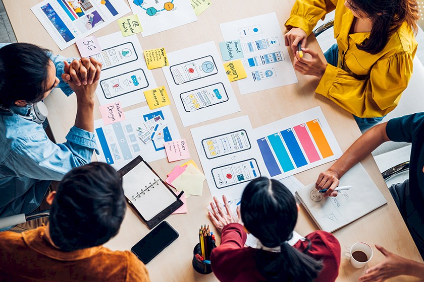 Mitarbeiter bei der Markt- und Konkurrenzanalyse