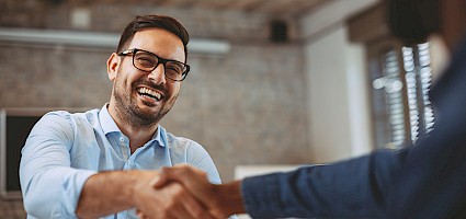 Menschen mit einer guten Kundenbindung im B2B