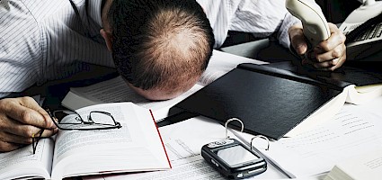 Selbstständige Person verzweifelt bei der Auftragssuche